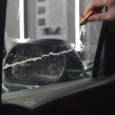 Очистка стекла автомобиля от клея