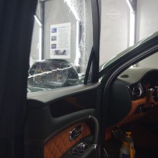 Очистка стекла передней двери Bentley Bentayga
