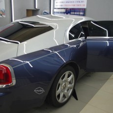 Rolls-Royce с затонированным боковым стеклом